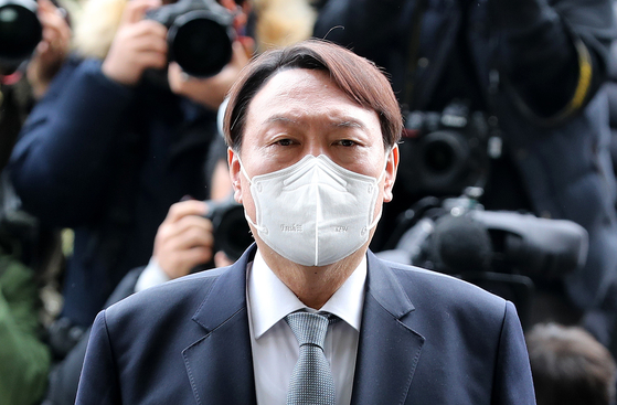 2021년 3월 4일 윤석열 검찰총장이 서울 서초구 대검찰청 현관에서 총장직 사퇴 의사를 발표하고 있다. 뉴스1