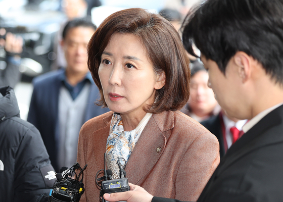 나경원 국민의힘 의원이 20일 서울 양천구 남부지법에서 열린 '자유한국당 패스트트랙(신속처리안건) 충돌 사건' 1심 선고 공판에 출석하며 취재진 질문에 답하고 있다. 뉴스1
