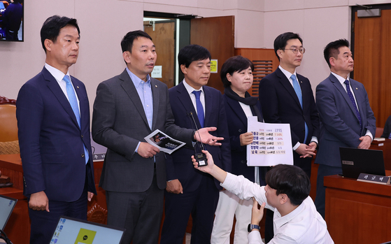 더불어민주당 법제사법위원회 김용민 간사와 의원, 무소속 최혁진 의원이 11일 오후 국회 법제사법위원회 전체회의장에서 이날 열린 전체회의에 대한 입장을 밝히고 있다. 임현동 기자. 2025.11.11.