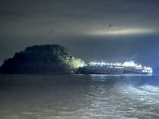 19일 오후 전남 신안군 장산면 족도에 2만6000t급 여객선 퀸제누비아2호가 좌초됐다. 사고 선박은 이날 오후 승객 246명과 승무원 21명 등 267명을 태우고 제주를 출항해 목포로 향하던 중이었다. [사진 목포해경]
