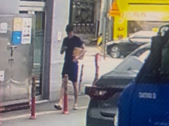 캄보디아 피싱 조직에 대포 통장을 공급하는 폭력 조직원이 대포 물건을 수거하는 현장 모습. [사진 강원경찰청]