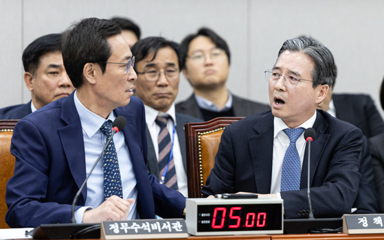 18일 서울 여의도 국회에서 열린 제429회국회(정기회) 운영위원회 제5차 전체회의에서 김용범 대통령실 정책실장이 김은혜 국민의힘 의원의 질의에 반발하자 우상호 정무수석이 이를 말리고 있다. 뉴스1