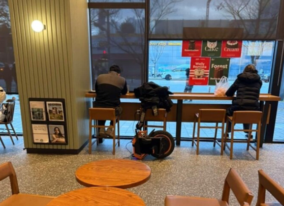 스타벅스 매장 안에 전동휠을 충전하고 있는 모습. 온라인 커뮤니티 캡천