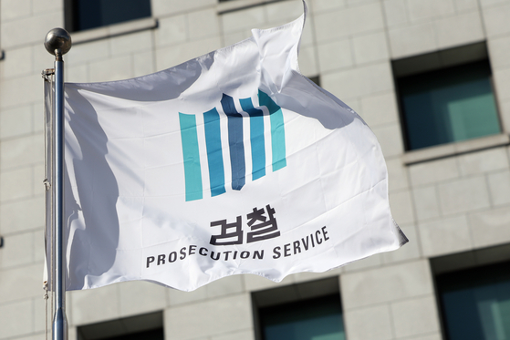 18일 서울 서초구 대검찰청에 적막감이 흐르고 있다. '대장동 1심 사건 항소 포기 사태'의 후폭풍이 거세지면서 지난 17일 박재억 수원지검장과 송강 광주고검장이 사의를 표명했다. 법무부가 해당 검사장 전원을 평검사로 강등하는 방안을 검토하면서 검찰 고위 간부의 '줄사표'가 현실화할지 법조계는 촉각을 곤두세우고 있다. 뉴스1