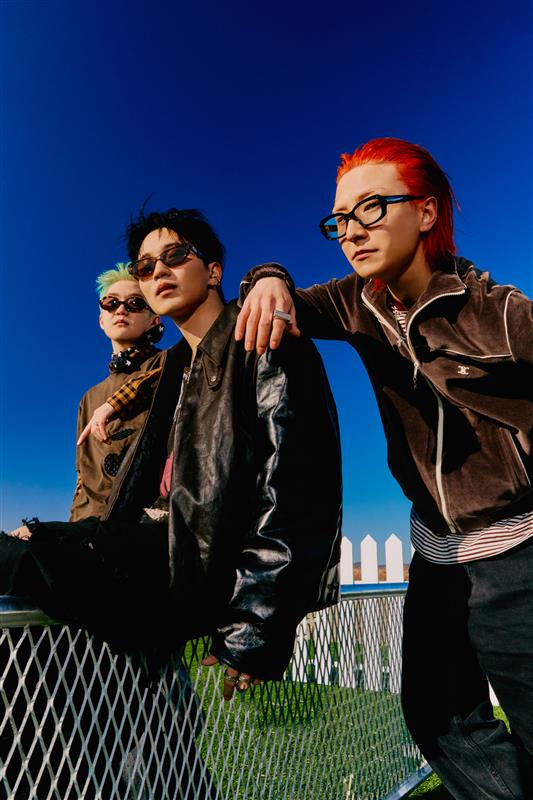 해외에서 더 유명해진 ‘웨이브 투 어스’. 이들은 온라인에서 얻은 유명세로 크고 작은 현지 무대에 서며 인기 몰이에 나서고 있다. [사진 웨이비]