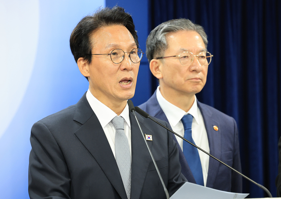 김민석 국무총리와 정성호 법무부 장관이 18일 서울 종로구 정부서울청사에서 론스타 ISDS 취소 신청 결과 관련 긴급 브리핑을 하고 있다. 뉴스1