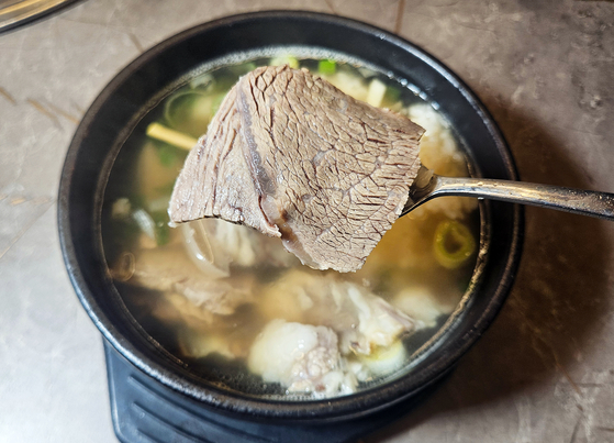 강진 대박 황칠코리아의 국밥. 황칠액을 넣고 끓인다. 손민호 기자 