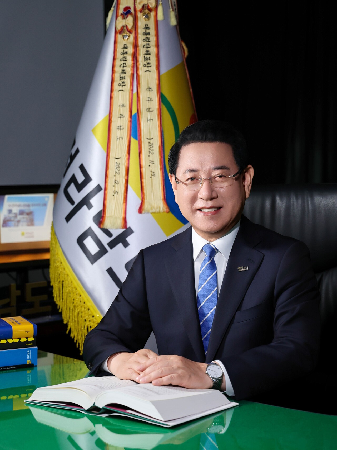 민선 7·8기 도지사직을 수행하고 있는 김영록 전남지사는 12개월째 전국 광역자치단체장 직무수행평가 1위를 달리는 지방자치 경영의 최고 리더다. 장정필 사진가