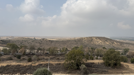 11일(현지시간) 가자지구 북부 지역 풍경. 2023년 10월 7일 하마스 침공 이후 이스라엘의 평탄화 작업으로 지금은 황무지가 됐지만 이전(위 사진, 2024년 12월)에는 건물이 자리하고 있었다. [로이터=연합뉴스], 이근평 기자