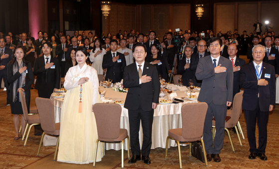 이재명 대통령과 김혜경 여사가 20일(현지시간) 이집트 카이로의 한 호텔에서 열린 이집트 동포 지상사 간담회에서 국민 의례를 하고 있다. 전민규 기자