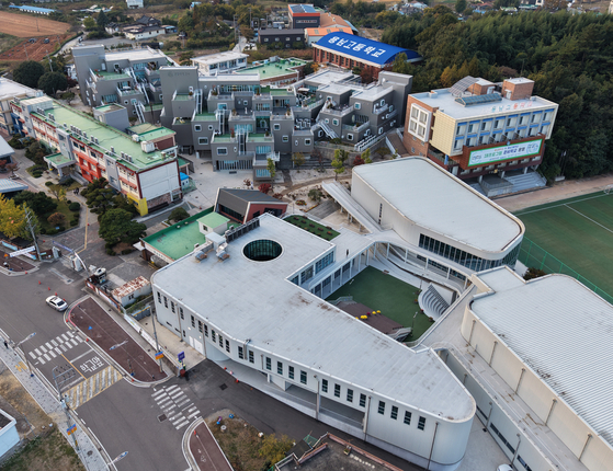 지난 4일 경남 사천 용남고 전경. 오래된 학교 건물 가운데 새로 지은 개방형 학교가 보인다. 드론으로 촬영했다. 교실 옆에 테라스가 있어서 학생들이 자연스럽게 토론할 수 있는 분위기를 만들었다. 송봉근 기자