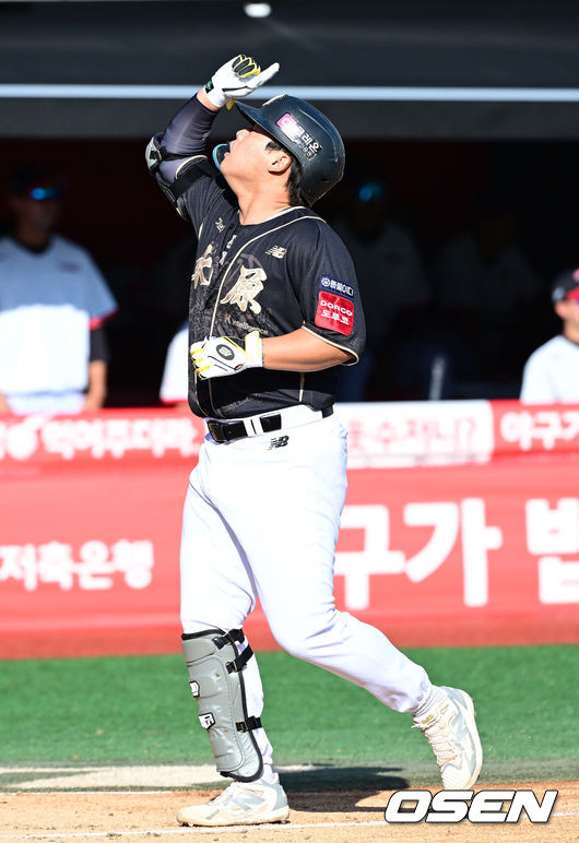 [OSEN=수원, 최규한 기자] 18일 수원 KT위즈파크에서 ‘2025 신한 SOL Bank KBO리그’ KT 위즈와 LG 트윈스의 더블헤더 1차전이 열렸다.홈팀 KT는 소형준, 방문팀 LG는 요니 치리노스를 선발로 내세웠다.4회말 1사 주자없는 상황 KT 강백호가 추격의 우월 솔로포를 날리고 그라운드를 돌며 기뻐하고 있다. 2025.09.18 / dreamer@osen.co.kr
