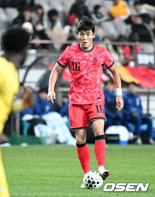 [OSEN=서울월드컵경기장, 이대선 기자] 홍명보호가 어려운 경기 끝에 2025년 마지막 A매치를 승리로 장식했다.홍명보 감독이 이끄는 한국 축구대표팀은 18일 오후 8시 서울월드컵경기장에서 열린11월 A매치 두 번째 친선경기에서'아프리카 강호' 가나를 상대로 1-0 승리했다.내달 2026 국제축구연맹(FIFA) 북중미 월드컵 조 추첨을 앞두고 열리는 마지막 평가전이었다.한국은 가나까지 잡아내면서 사상 최초로월드컵 포트 2를 확정하게 됐다.전반 대한민국 박진섭이 드리블 돌파를 하고 있다. 2025.11.18 /sunday@osen.co.kr