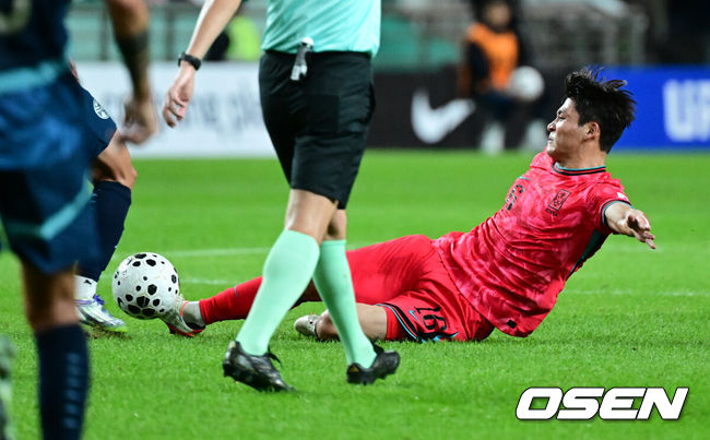 [OSEN=서울월드컵경기장, 조은정 기자]한국 축구가 안방에서 '남미 강호' 파라과이를 물리치며 사상 최초의 2026 국제축구연맹(FIFA) 북중미 월드컵 포트 2 확보에 청신호를 켰다.한국 축구대표팀은 14일 오후 8시서울월드컵경기장에서 열린 A매치친선 경기에서 파라과이를 2-0으로 제압했다. 지난 10일 일본 원정에서 2-2로 비기고 온 파라과이는 한국에 덜미를 잡히며 10월 아시아 투어를 1무 1패로 마감하게 됐다.전반 대한민국 박진섭이 스틸을 시도하고 있다. 2025.10.14 /cej@osen.co.kr