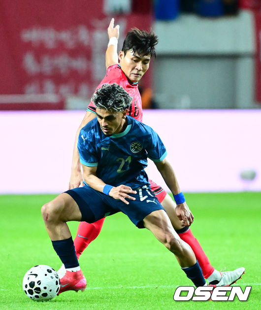[OSEN=서울월드컵경기장, 지형준 기자] 한국 축구가 안방에서 '남미 강호' 파라과이를 물리치며 사상 최초의 2026 국제축구연맹(FIFA) 북중미 월드컵 포트 2 확보에 청신호를 켰다.한국 축구대표팀은 14일 오후 8시서울월드컵경기장에서 열린 A매치친선 경기에서 파라과이를 2-0으로 제압했다. 지난 10일 일본 원정에서 2-2로 비기고 온 파라과이는 한국에 덜미를 잡히며 10월 아시아 투어를 1무 1패로 마감하게 됐다.전반 한국 박진섭이 수비를 하고 있다. 2025.10.14. /jpnews@osen.co.kr