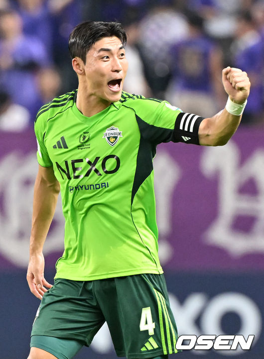 [OSEN=전북, 민경훈 기자] 8일 오후 전주월드컵경기장에서 하나은행 K리그1 2025 25라운드 전북현대와 FC안양의 경기가 열렸다.  전북은 이날 21경기 연속 무패에 도전한다.전반 전북 박진섭이 선제골에 성공한 후 기뻐하고 있다. 2025.08.08 / rumi@osen.co.kr