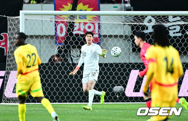 [OSEN=서울월드컵경기장, 지형준 기자] 홍명보 감독이 이끄는 한국 축구대표팀이 18일 오후 8시 서울월드컵경기장에서 열린11월 A매치 두 번째 친선경기에서'아프리카 강호' 가나를 상대로 1-0 승리했다.내달 2026 국제축구연맹(FIFA) 북중미 월드컵 조 추첨을 앞두고 열리는 마지막 평가전이었다.한국은 가나까지 잡아내면서 사상 최초로월드컵 포트 2를 확정하게 됐다. 이로써 대표팀은 홍명보 감독이 부임한 뒤 처음으로 A매치 2연전에서 나란히 승리를 거두게 됐다.후반 대한민국 송범근 골키퍼가 볼을 처리하고 있다. 2025.11.18 /jpnews@osen.co.kr