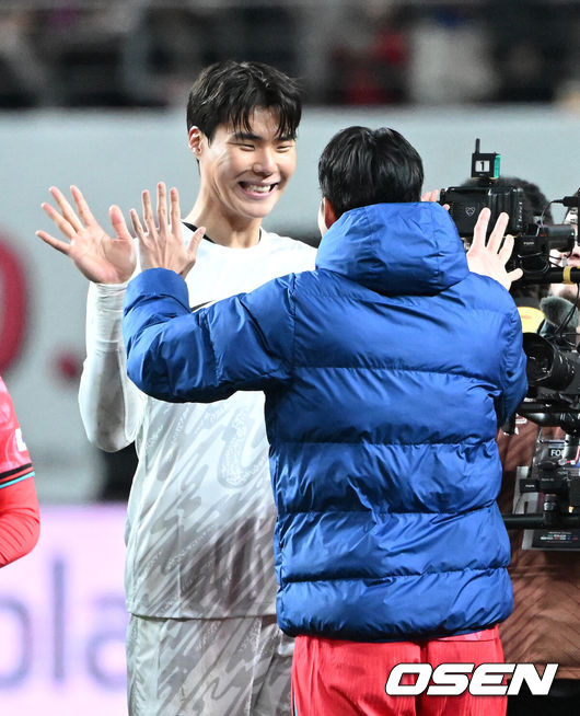 [OSEN=서울월드컵경기장, 이대선 기자] 홍명보호가 어려운 경기 끝에 2025년 마지막 A매치를 승리로 장식했다.홍명보 감독이 이끄는 한국 축구대표팀은 18일 오후 8시 서울월드컵경기장에서 열린11월 A매치 두 번째 친선경기에서'아프리카 강호' 가나를 상대로 1-0 승리했다.내달 2026 국제축구연맹(FIFA) 북중미 월드컵 조 추첨을 앞두고 열리는 마지막 평가전이었다.한국은 가나까지 잡아내면서 사상 최초로월드컵 포트 2를 확정하게 됐다.경기 종료 후 대한민국 송범근이 손흥민과 승리의 기쁨을 나누고 있다. 2025.11.18 /sunday@osen.co.kr