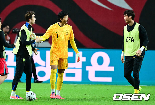 [OSEN=서울월드컵경기장, 지형준 기자] 한국 축구가 안방에서 '남미 강호' 파라과이를 물리치며 사상 최초의 2026 국제축구연맹(FIFA) 북중미 월드컵 포트 2 확보에 청신호를 켰다.한국 축구대표팀은 14일 오후 8시서울월드컵경기장에서 열린 A매치친선 경기에서 파라과이를 2-0으로 제압했다. 지난 10일 일본 원정에서 2-2로 비기고 온 파라과이는 한국에 덜미를 잡히며 10월 아시아 투어를 1무 1패로 마감하게 됐다.전반을 마치고 한국 김승규 골키퍼가 조현우, 송범근의 격려를 받고 있다. 2025.10.14. /jpnews@osen.co.kr