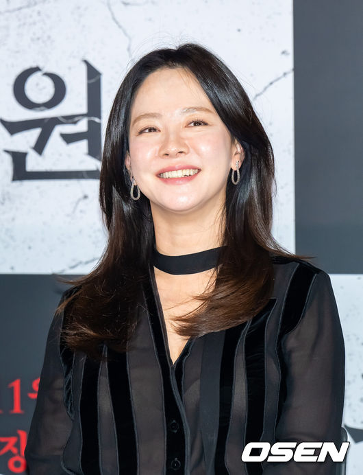 [OSEN=박준형 기자] 22일 오후 서울 용산아이파크몰 내 용산 CGV에서 영화 '구원자' 언론시사회가 진행됐다.영화 ‘구원자’는 축복의 땅 오복리로 이사 온 ‘영범’과 ‘선희’에게 기적 같은 일이 벌어지고, 이 모든 것이 누군가 받은 불행의 대가임을 알게 되면서 벌어지는 미스터리 오컬트로 배우 김병철과 송지효, 김히어라가 출연한다.배우 송지효가 미소 짓고 있다.  2025.10.22 / soul1014@osen.co.kr