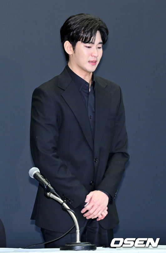 [OSEN=민경훈 기자] 31일 오후 서울 마포구 상암동 스탠포드호텔에서 김수현 기자회견이 열렸다.배우 김수현은 故김새론 사망 이후 그를 휘감은 미성년자 열애 의혹 등에 대한 기자회견에 참석한다. 고인 사망 후 44일 만이며, 김수현은 법무법인 엘케이비앤파트너스 김종복 변호사와 함께 참석한다. 다만 기자회견에서 질의응답은 이뤄지지 않는다.배우 김수현이 기자회견을 하고 있다. 2025.03.31 / rumi@osen.co.kr