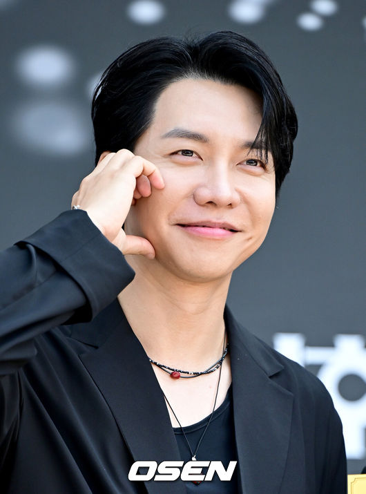 [OSEN=인천, 최규한 기자] 23일 인천 남동체육관에서 KBS 2TV '불후의 명곡' 2025 상반기 왕중왕전 레드카펫이 진행됐다.이번 왕중왕전에는 조째즈, 라포엠, 신승태&최수호, 손태진&전유진, 정준일, 알리, 소향, 허용별, 이승기&이홍기, 최정원&손승연 등이 참가한다.가수 겸 배우 이승기가 포토타임을 하고 있다. 2025.06.23 / dreamer@osen.co.kr