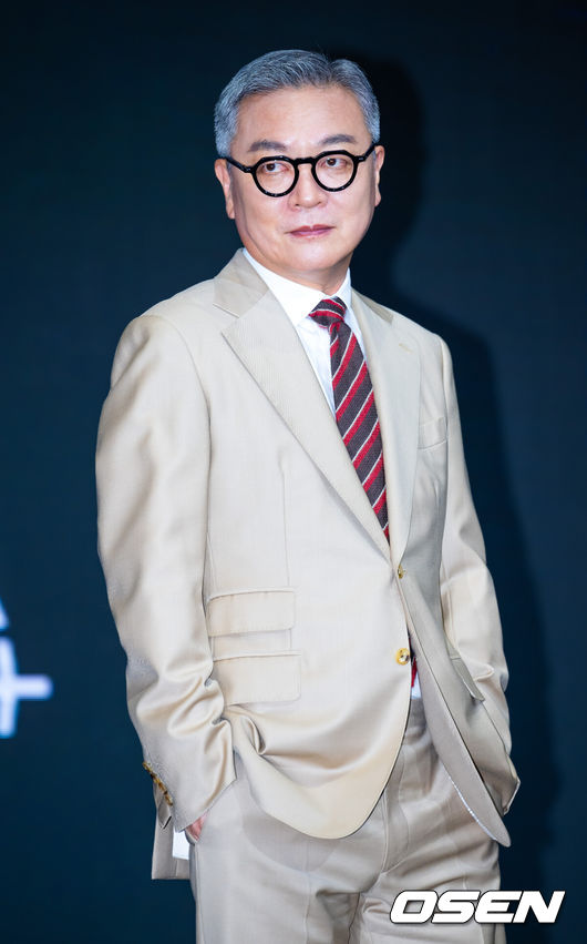 [OSEN=민경훈 기자] 디즈니+ 오리지널 '파인: 촌뜨기들' 제작발표회가 8일 서울 콘래드 서울 호텔에서 열렸다.류승룡, 양세종, 임수정을 비롯한 믿고 보는 배우들이 총출동한 '파인: 촌뜨기들(극본 강윤성 안승환, 연출 강윤성, 약칭 파인)'은 1977년, 바다 속에 묻힌 보물선을 차지하기 위해 몰려든 근면성실 생계형 촌뜨기들의 속고 속이는 이야기를 그린 드라마다.배우 김의성이 포즈를 취하고 있다. 2025.07.08 / rumi@osen.co.kr