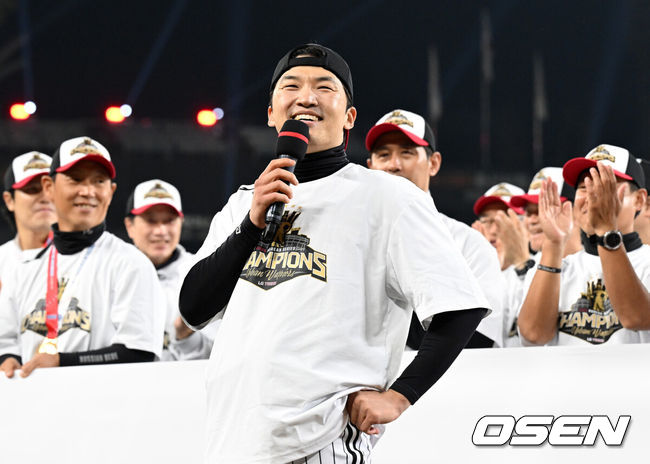 [OSEN=대전, 이대선 기자] 프로야구 LG 트윈스는 31일 대전 한화생명볼파크에서 열린 2025 신한 SOL뱅크 KBO 한국시리즈(7전 4선승제) 한화 이글스와의 5차전에서 4-1로 승리했다.정규시즌 1위 LG는 시리즈 전적 4승 1패로 통합우승 금자탑을 쌓았다. LG의 통합우승은 1990년, 1994년, 2023년에 이은 통산 4번째로, 염경엽 감독은 2023년 부임 후 3년 사이 팀을 두 차례나 정상에올려놓는 위대한 업적을 달성했다. LG 주장 박해민이 관중석을 향해 우승 인사를 하고 있다. 2025.10.31 /sunday@osen.co.kr