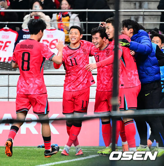 [OSEN=서울월드컵경기장, 지형준 기자] 홍명보 감독이 이끄는 대한민국 축구대표팀이 18일 오후 서울월드컵경기장에서 아프리카 강호 가나와 평가전을 가졌다.홍명보호의 2025년의 끝을 장식할 경기다. 내달 2026 국제축구연맹(FIFA) 북중미 월드컵 조 추첨을 앞두고 열리는 마지막 평가전이기도 하다. 현재 한국은 가나전 결과와 상관없이 사실상 월드컵 포트 2가 확정된 상태다. 아프리카 예선을 뚫고 북중미행에 성공한가나는 FIFA 랭킹 73위다.22위 한국보다는 51계단낮다. 하지만 통산 전적에서 4승 3패로 한국보다 우위다.후반 대한민국 이태석이 선제골을 성공시키며 동료선수들과 기뻐하고 있다. 2025.11.18 /jpnews@osen.co.kr