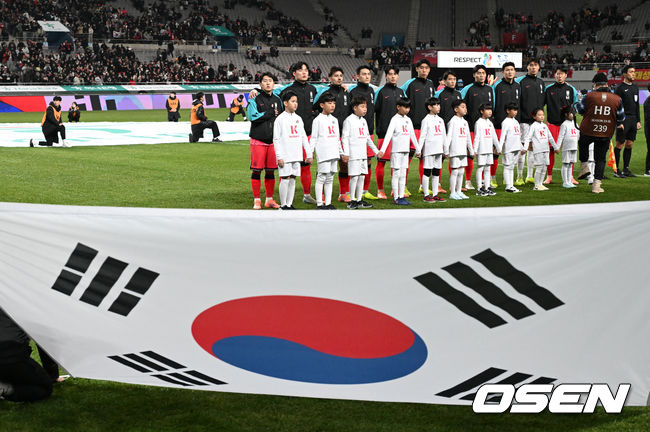[OSEN=서울월드컵경기장, 이대선 기자] 홍명보 감독이 이끄는 대한민국 축구대표팀이 18일 오후 서울월드컵경기장에서 아프리카 강호 가나와 평가전을 가졌다.홍명보호의 2025년의 끝을 장식할 경기다. 내달 2026 국제축구연맹(FIFA) 북중미 월드컵 조 추첨을 앞두고 열리는 마지막 평가전이기도 하다. 현재 한국은 가나전 결과와 상관없이 사실상 월드컵 포트 2가 확정된 상태다. 아프리카 예선을 뚫고 북중미행에 성공한가나는 FIFA 랭킹 73위다.22위 한국보다는 51계단낮다. 하지만 통산 전적에서 4승 3패로 한국보다 우위다.경기에 앞서 대한민국 선수들이 애국가를 부르고 있다. 2025.11.18 /sunday@osen.co.kr