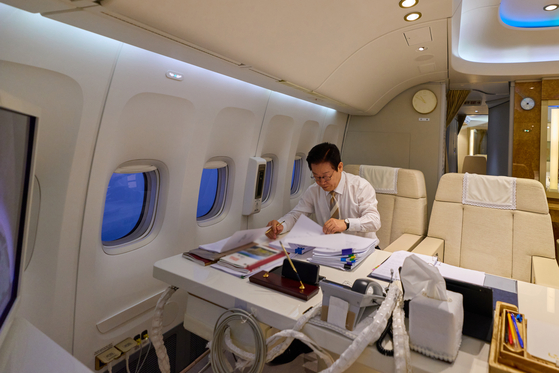 이재명 대통령이 19일(현지시간) UAE 국빈 방문을 마치고 다음 순방지인 이집트로 향하는 공군 1호기에서 집무를 보고 있다. 이재명 대통령 SNS