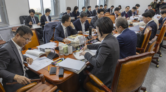 한병도 국회 예산결산특별위원장(왼쪽)이 지난 19일 국회에서 예산안조정소위원회 사흘째 심사를 시작하고 있다.   연합뉴스