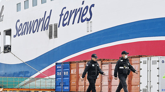  서해해경청 과학수사대가 20일 오전 전남 목포시 삼학부두에서 좌초 사고를 낸 퀸제누비아2호 조사를 위해 선체 주변을 확인하고 있다. 뉴시스