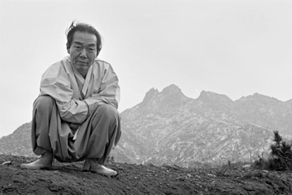 ‘예술가의 초상-서정주’, 1980. 시인의 서울 사당동 자택 뒷동산에서 찍은 사진이다. [사진 국립현대미술관]