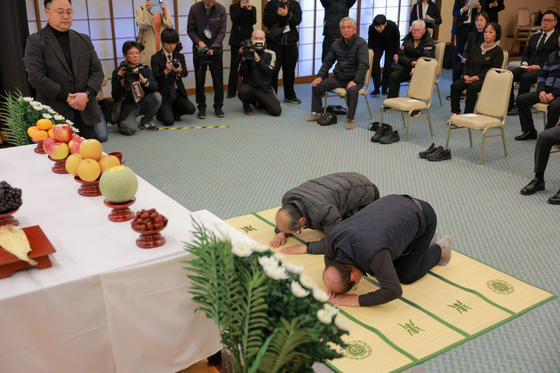 정부가 21일 오전 일본 니가타현 사도시에서 사도광산 강제동원 한국인 희생자를 위한 추도식을 개최했다. 사진은 추도식에서 유가족들이 한국인 희생자들을 추모하는 모습. 외교부.