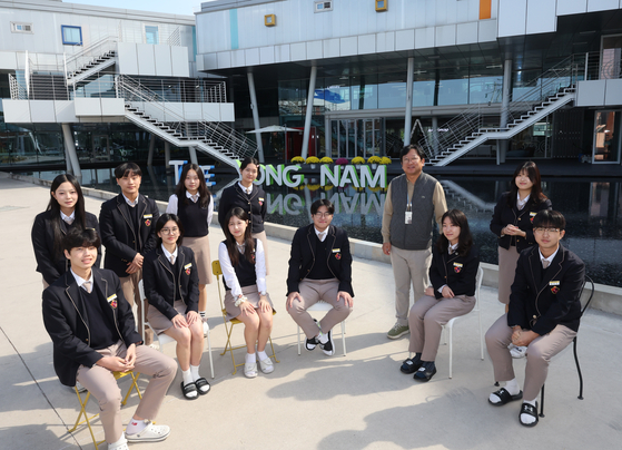 지난 4일 경남 사천 용남고에서 학생들이 최연진 교장과 함께 대화를 나누고 있다. 이 학교는 학생들이 쉬는 시간에도 소통할 수 있도록 동선을 모으는 한편 학교 한가운데로 자연스럽게 시선이 모이도록 설계됐다. 송봉근 기자