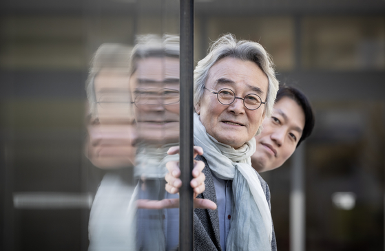 연극 '트랩'에서 호흡을 맞추고 있는 남명렬 배우와 하수민 연출(왼쪽부터). '트랩'은 지난해 초연 당시 호평받아 올해 다시 무대에 올랐다. 권혁재 사진전문기자.