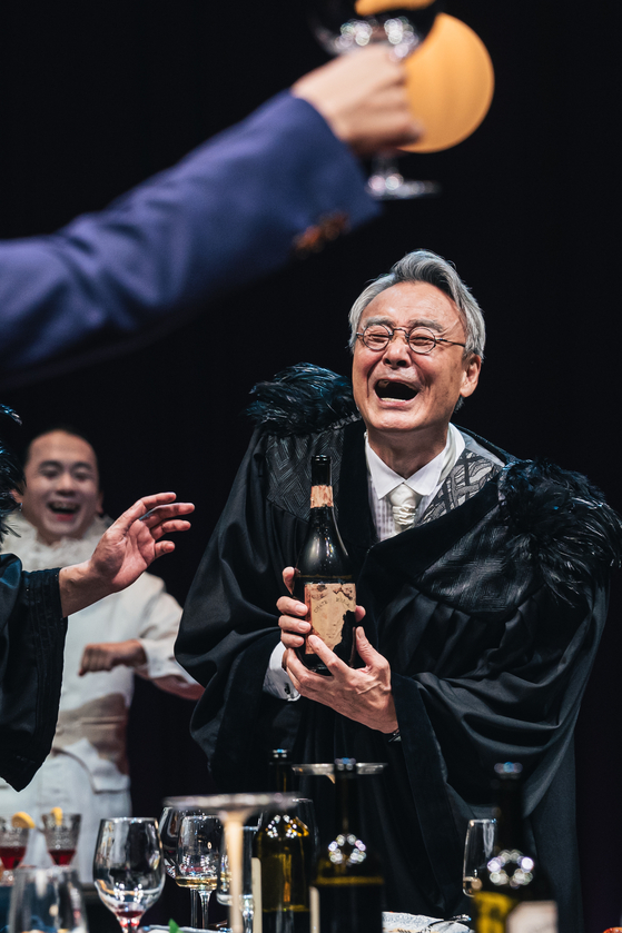 연극 '트랩'에서 전직 판사인 '집 주인' 역을 맡은 남명렬. 사진 세종문화회관