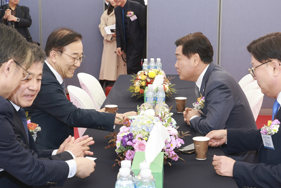 21일 오후 전북 김제휴게소(새만금 방향)에서 열린 새만금포항고속도로 새만금~전주 구간 개통식에 앞서 김윤덕(왼쪽) 국토교통부 장관과 김관영(오른쪽) 전북지사가 대화를 나누고 있다. 사진 전북특별자치도