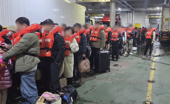 지난 19일 오후 8시 17분쯤 전남 신안군 장산면 족도에서 좌초한 여객선 퀸제누비아2호에서 승객들이 구명조끼를 입고 하선 준비를 하고 있다. 뉴스1