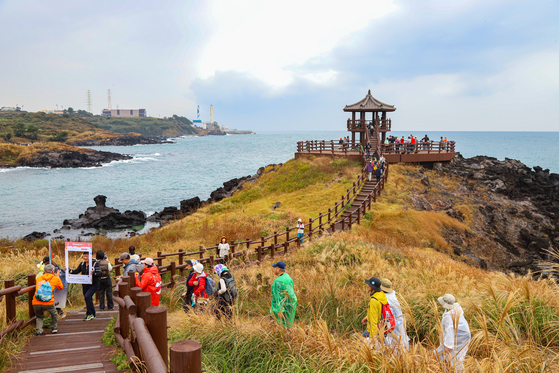 제주올레 걷기축제 참가자들이 닭머르해안에서 기념 사진을 찍고 있다. 최승표 기자