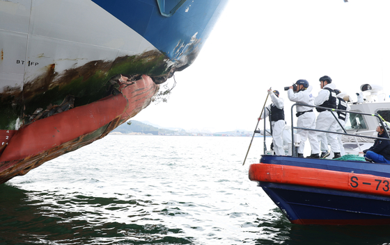 지난 20일 오전 전남 목포시 삼학부두에서 해경과 국과수가 좌초 사고가 발생했던 여객선 퀸제누비아2호에 대해 감식하고 있다. 연합뉴스