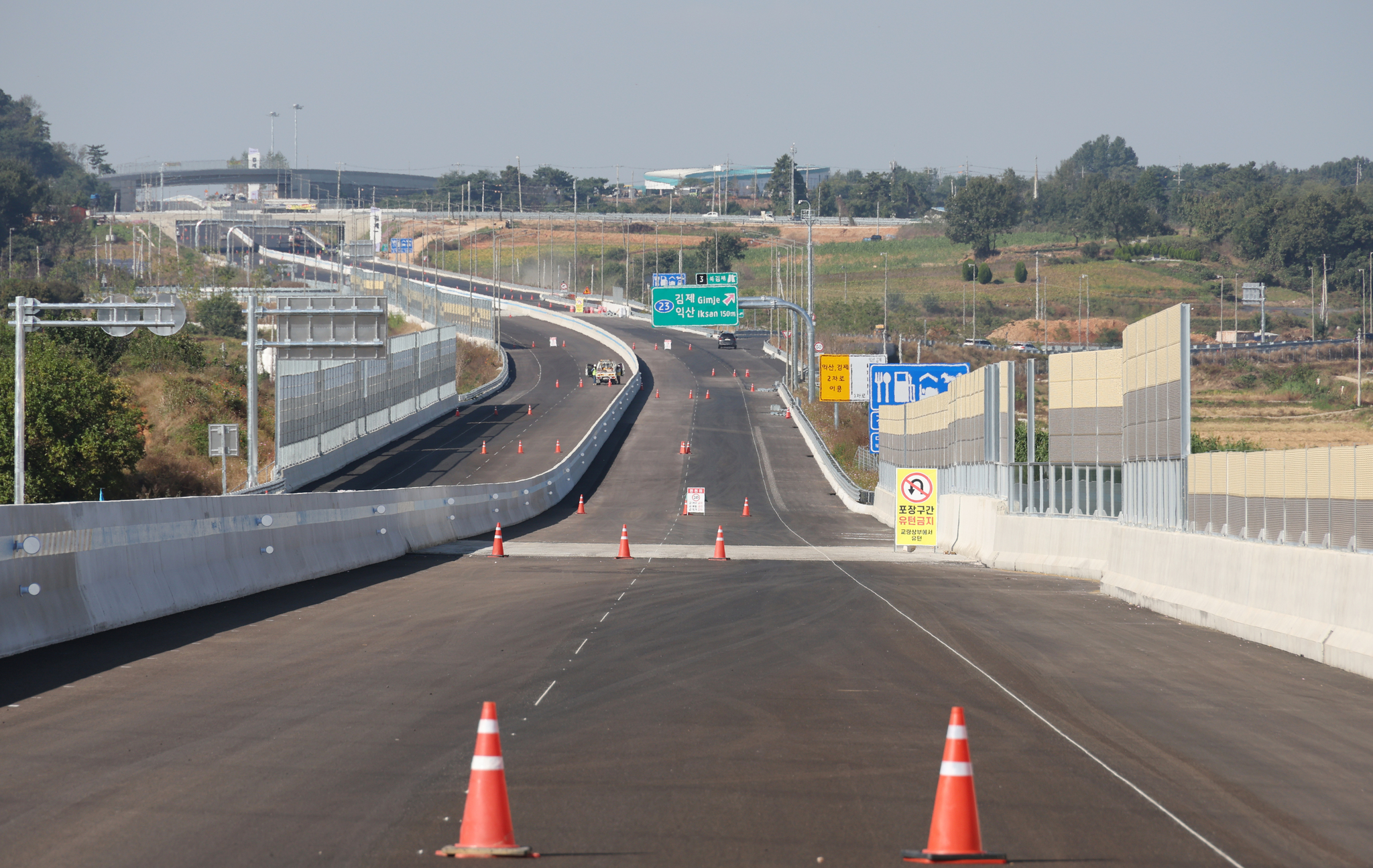 22일 정식 개통을 앞둔 새만금~전주 고속도로 김제 진봉 구간. 연합뉴스