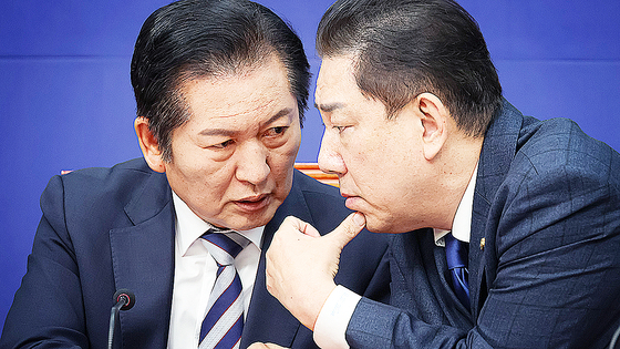  더불어민주당 정청래(왼쪽) 대표와 김병기 원내대표가 21일 서울 여의도 국회에서 열린 최고위원회의에서 대화하고 있다. 뉴스1