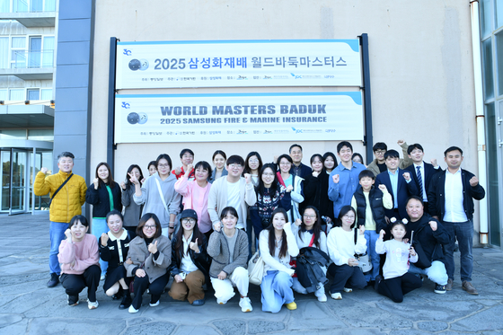 바둑 여행상품에 참가한 중국인 관광객과 서영충 한국관광공사 사장직무대행. [사진 한국기원]