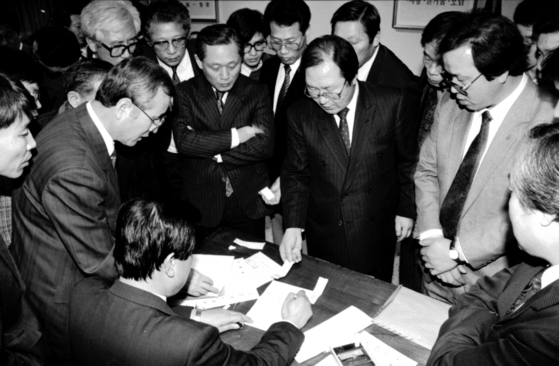 91년 지방의회 의원만 뽑는 선거가 부활했다. 후보 등록 마지막 날의 풍경이다. [중앙포토]