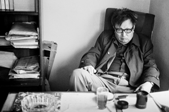 ‘예술가의 초상-김기영 영화감독’, 1981. 서울 충무로 사무실에서 찍은 사진. [사진 국립현대미술관]