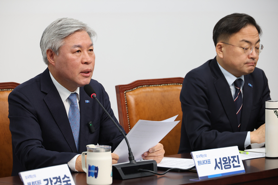 조국혁신당 서왕진 원내대표가 18일 국회에서 열린 의원총회에서 발언하는 모습, 연합뉴스