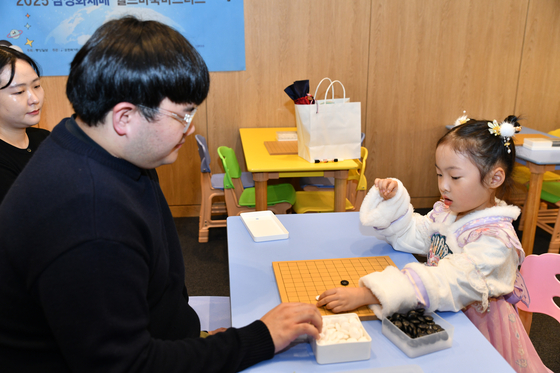16일 한국 프로기사 최광호 7단과 지도 대국 중인 중국 6세 니유밍시양. [사진 한국기원]