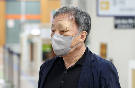 육류가공업자에게 5억원대 뇌물을 받은 혐의를 받는 윤우진 전 용산세무서장이 지난 9월 30일 오후 서울 서초구 서울중앙지방법원에서 열린 선고기일에 출석하고 있다. 뉴시스